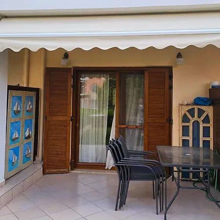 Maisonette By The Sea 50 M Case de vacanță *